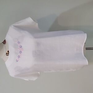 Vintage white capped sleeve top with floral embroidery.  Sweet!  Size 10.